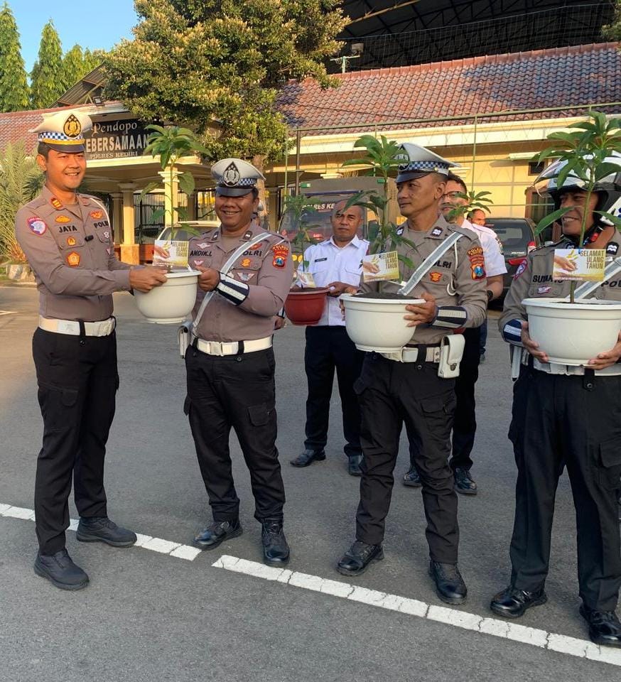 Inspiratif! Kasat Lantas Polres Kediri Hadiahkan Tanaman Alpukat untuk Anggota yang Berulang Tahun