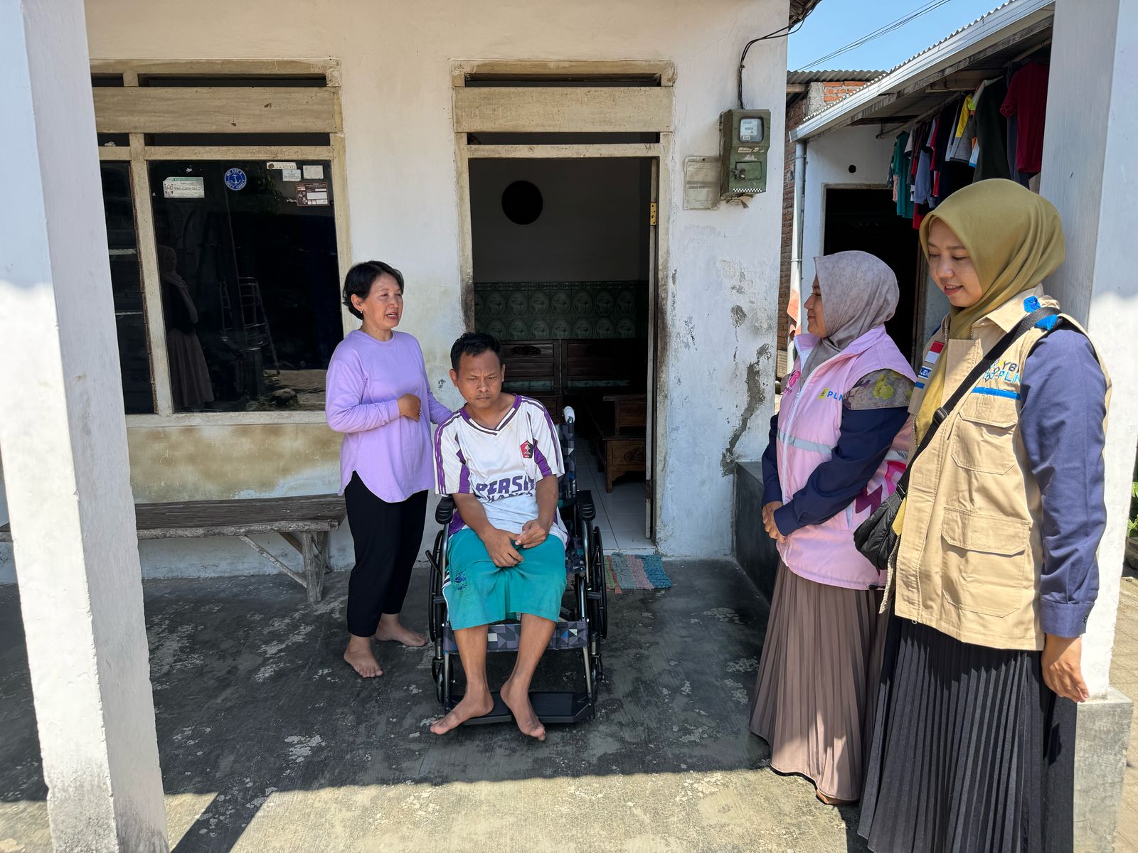 Kursi Roda untuk Ari: Ketika Kepedulian Menjadi Bahasa Cinta dari Srikandi PLN Kediri