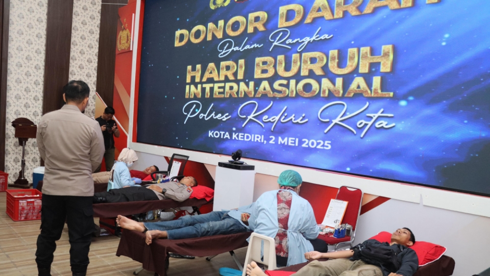 Peringati May Day 2025, Polres Kediri Kota dan Serikat Pekerja Gelar Donor Darah