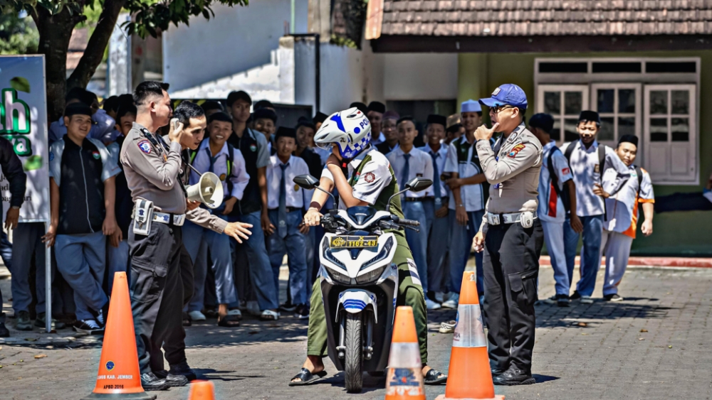Polres Jember Maksimalkan Program Road Safety, Edukasi Keselamatan Berlalu Lintas bagi Pelajar dan Santri