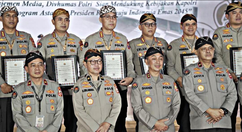 Bidhumas Polda Jatim Raih 3 Penghargaan Bergengsi di Rakernis Humas Polri 2025