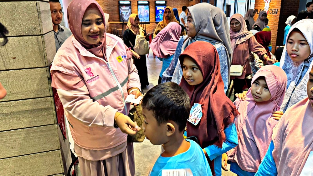 Tangis Haru dan Tawa Ceria Warnai Nobar Hari Pendidikan Nasional Bersama 175 Anak Yatim dan Dhuafa di Kediri