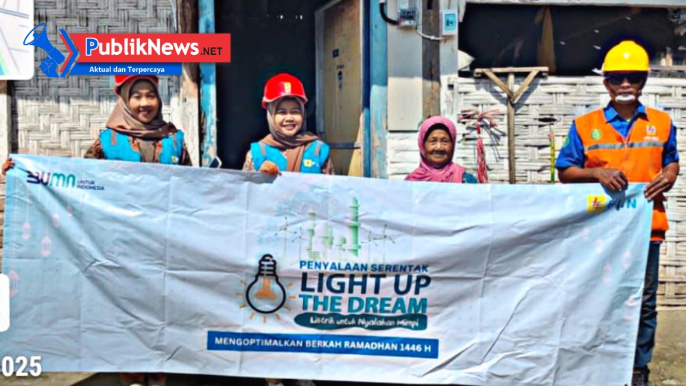 Terangi Hidup di Hari Kartini: Srikandi PLN UP3 Kediri Wujudkan Mimpi Mbah Mutini Mendapat Listrik Sendiri
