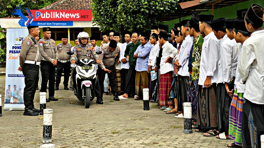 Satlantas Polres Kediri Gaet Santri Jadi Pelopor Tertib Lalu Lintas Lewat Coaching Clinic Road Safety