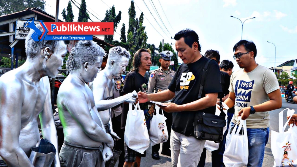 Polisi Peduli, Polres Ngawi Salurkan Bantuan Sosial kepada Pekerja Jalanan