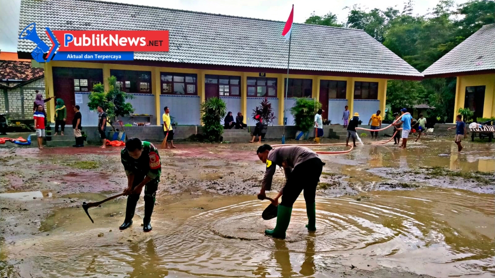 Gotong Royong TNI-Polri dan Warga Bersihkan Sisa Banjir di Tuban