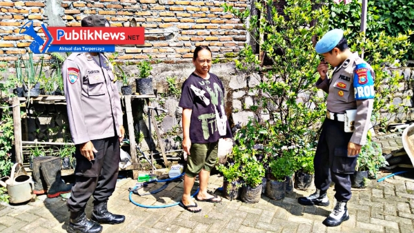 Seledri Sehat dari Pekarangan, Polsek Sawahan Dukung Ketahanan Pangan Warga