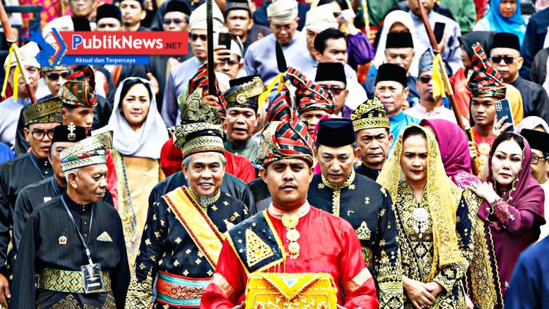 Kapolri Terima Anugerah Adat Ingatan Budi dari LAM Riau: Simbol Penghormatan dan Komitmen Kebangsaan