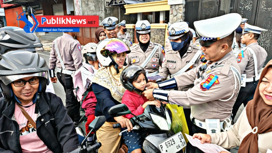Operasi Patuh Semeru 2025 di Jember, Satlantas Edukasi Pengguna Jalan Lewat Brosur dan Himbauan Langsung