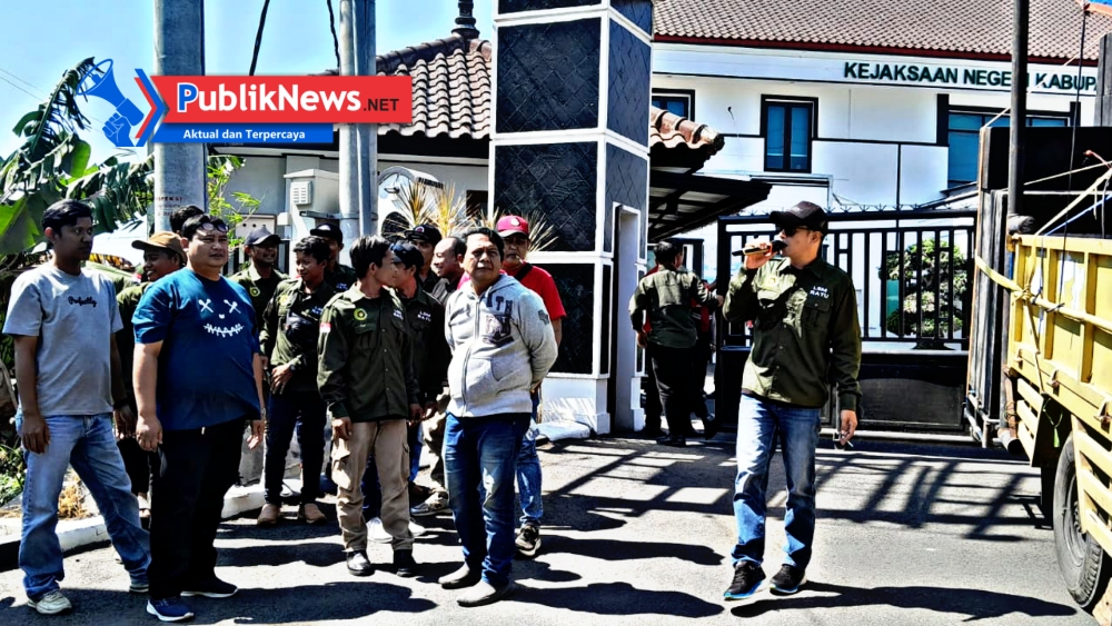 Puluhan Massa LSM RATU Gelar Aksi Damai di Depan Kejaksaan Negeri Kabupaten Kediri, Desak Penyelidikan Pungutan Sekolah