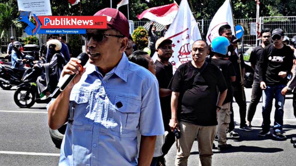 Ratusan Massa Ikatan Pemuda Kediri Geruduk Kantor CIMB Niaga, Tuntut Pengembalian Mobil Nasabah