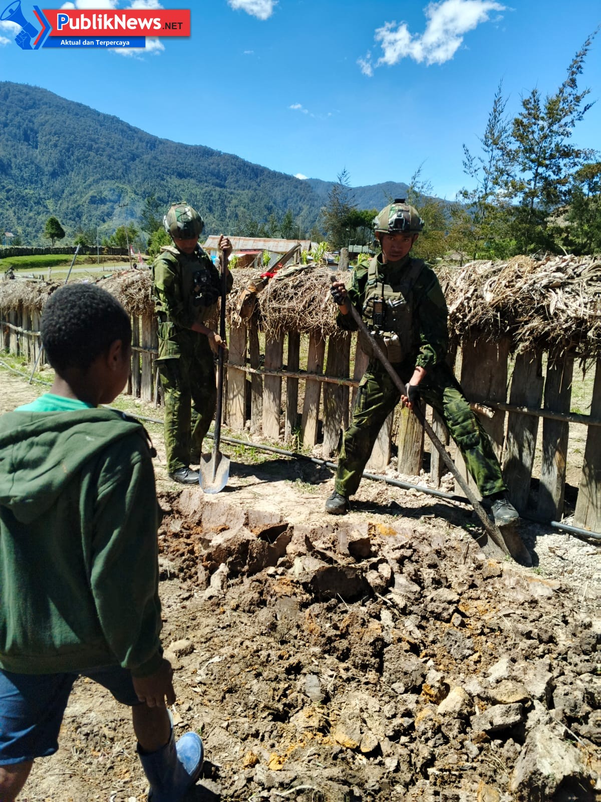 Bangun Kebun Keladi, Satgas Yonif 700/WYC dan Warga Yenggernok Wujudkan Ketahanan Pangan di Puncak