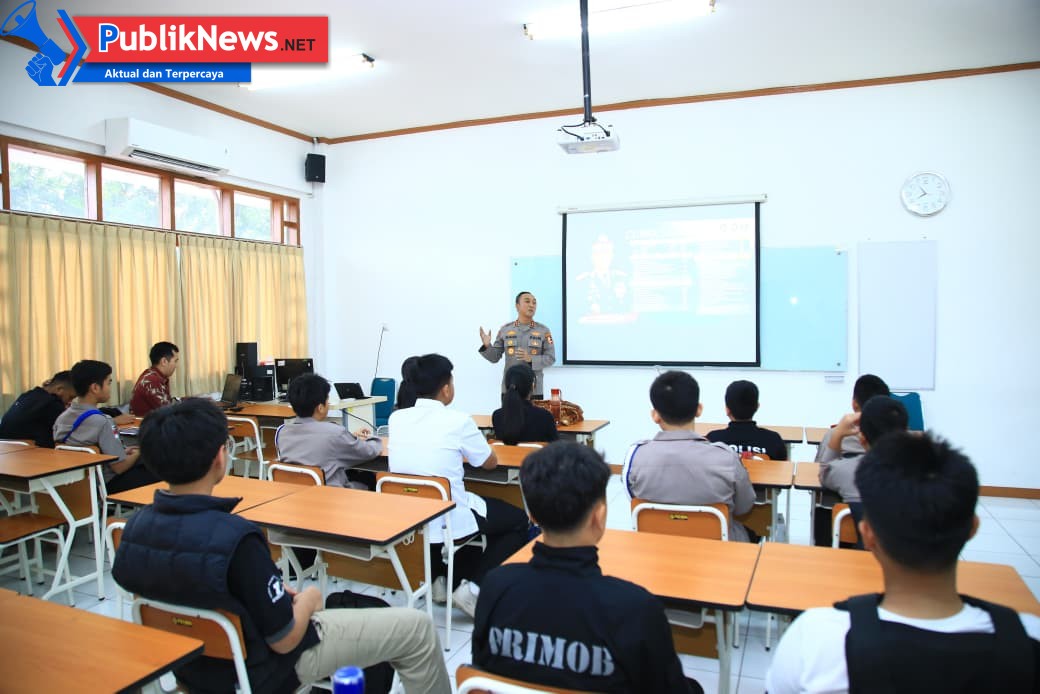 Kadiv Humas Polri Tanamkan Semangat Cita-Cita dan Pemahaman Tugas Polisi pada Siswa Labschool Kebayoran