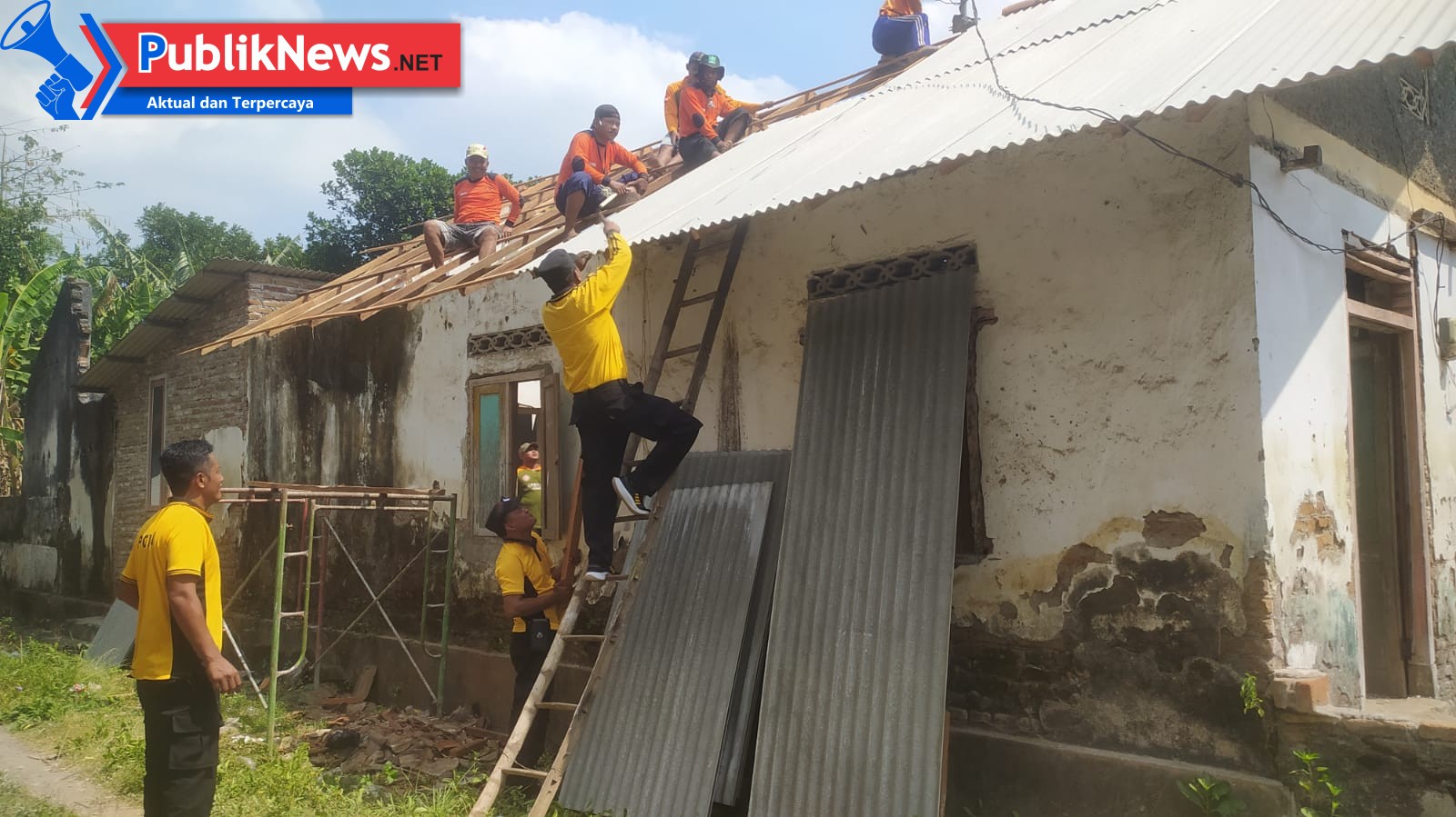 Polsek Ngronggot dan Warga Gotong Royong Bedah Rumah Warga Banjarsari