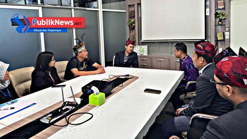 PLN Goes to You: PLN UP3 Kediri Sambangi Pelanggan pada Hari Pelanggan Nasional