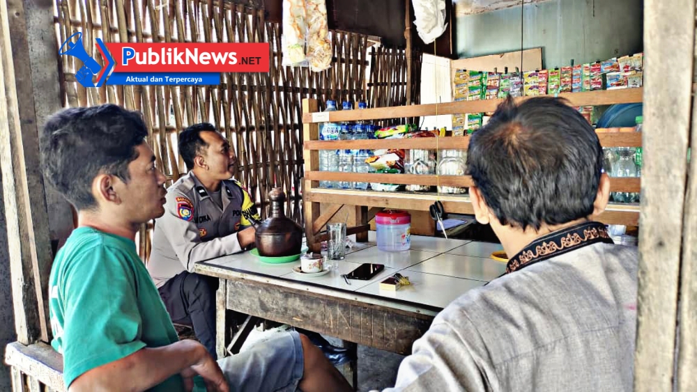 Ngopi di Warkop, Bhabinkamtibmas Warujayeng Tanamkan Kesadaran Jaga Kamtibmas