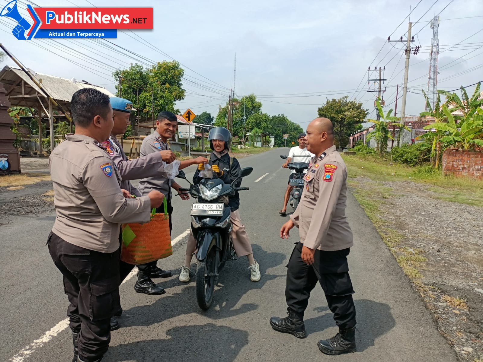 Jumat Berkah, Polsek Jatikalen Tebar Kepedulian Lewat Pembagian Nasi Bungkus untuk Warga