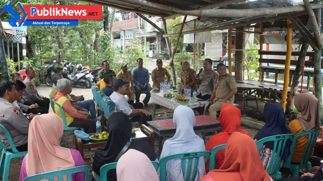 Kapolres Nganjuk Cangkruk Bareng Forkopimcam dan Kades se-Kecamatan Berbek, Ajak Jaga Kamtibmas dan Salurkan Bantuan Sosial