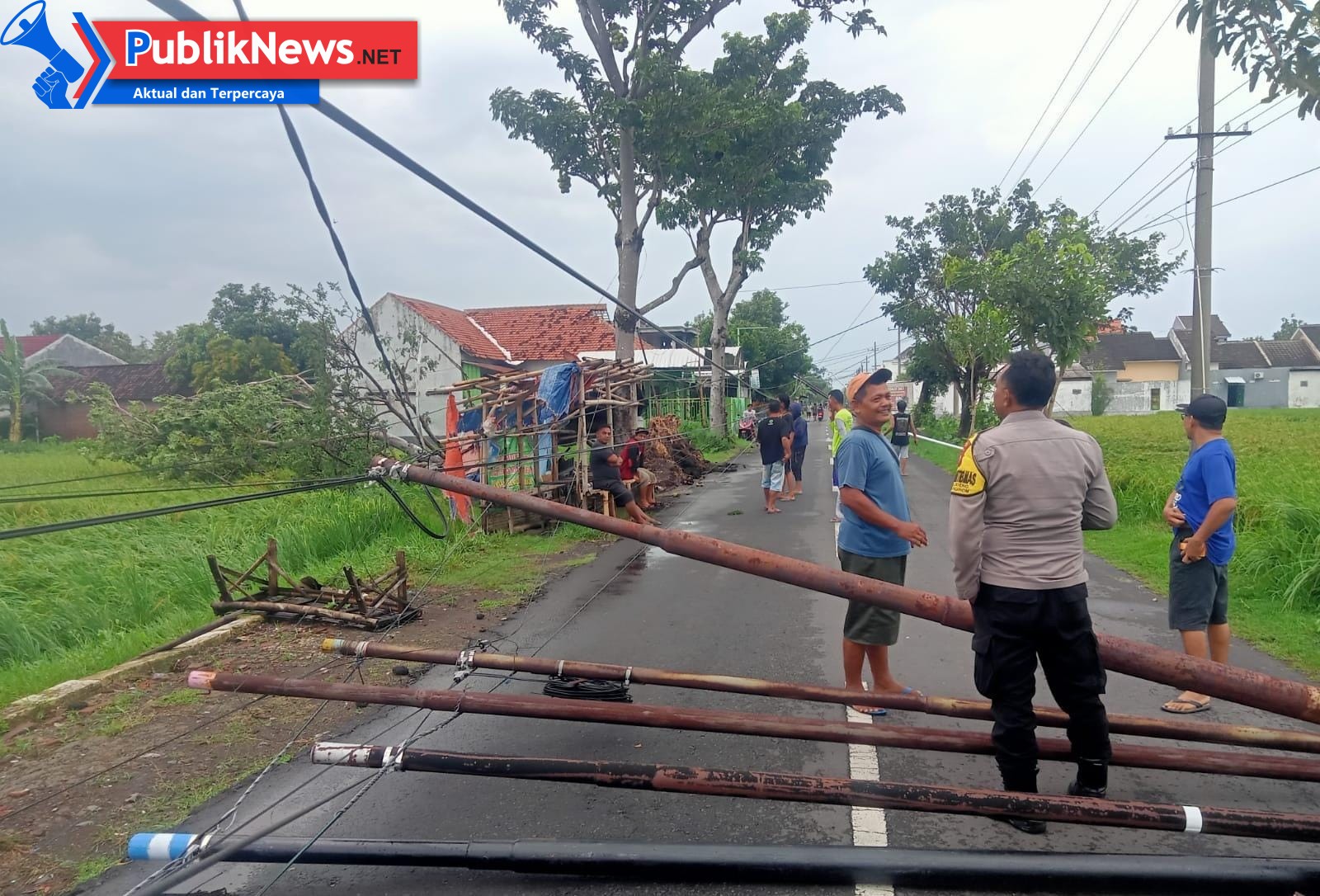 Gerak Cepat Polsek Warujayeng Tangani Dampak Angin Kencang di Tanjunganom