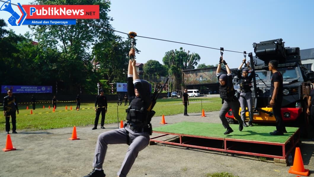 Srikandi Brimob Polda Jatim Pukau Penonton Lewat Aksi Taktis di HUT ke-80 Korps Brimob Polri