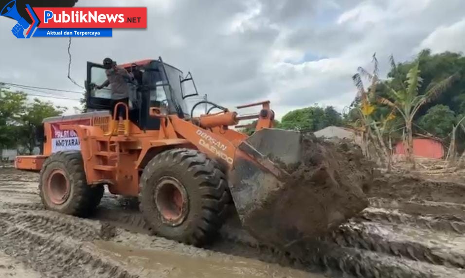 Kapolri Bantu Alat Berat Percepat Pemulihan Pasca Banjir di Kabupaten Pidie