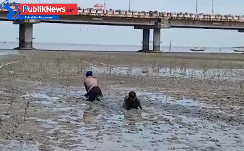 Respons Cepat Dit Polairud Polda Jatim Selamatkan Dua Anak Terjebak Lumpur di Wisata Kenjeran