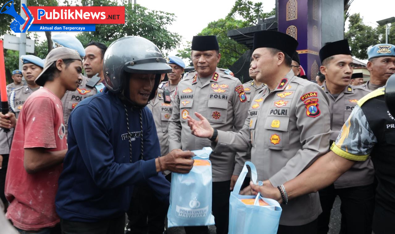 Ramadan Penuh Berkah, Kapolda Jatim Turun ke Jalan Bagikan 600 Takjil untuk Pengendara
