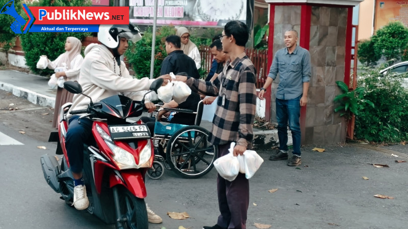 KPU Kabupaten Kediri Berbagi Berkah Ramadan, Bagikan Takjil ke Pengendara dan Gelar Buka Puasa Bersama