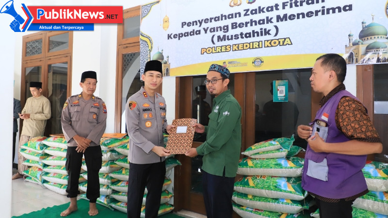 Sentuhan Humanis Ramadan, Kapolres Kediri Kota Turun Langsung Salurkan Zakat Fitrah untuk Warga