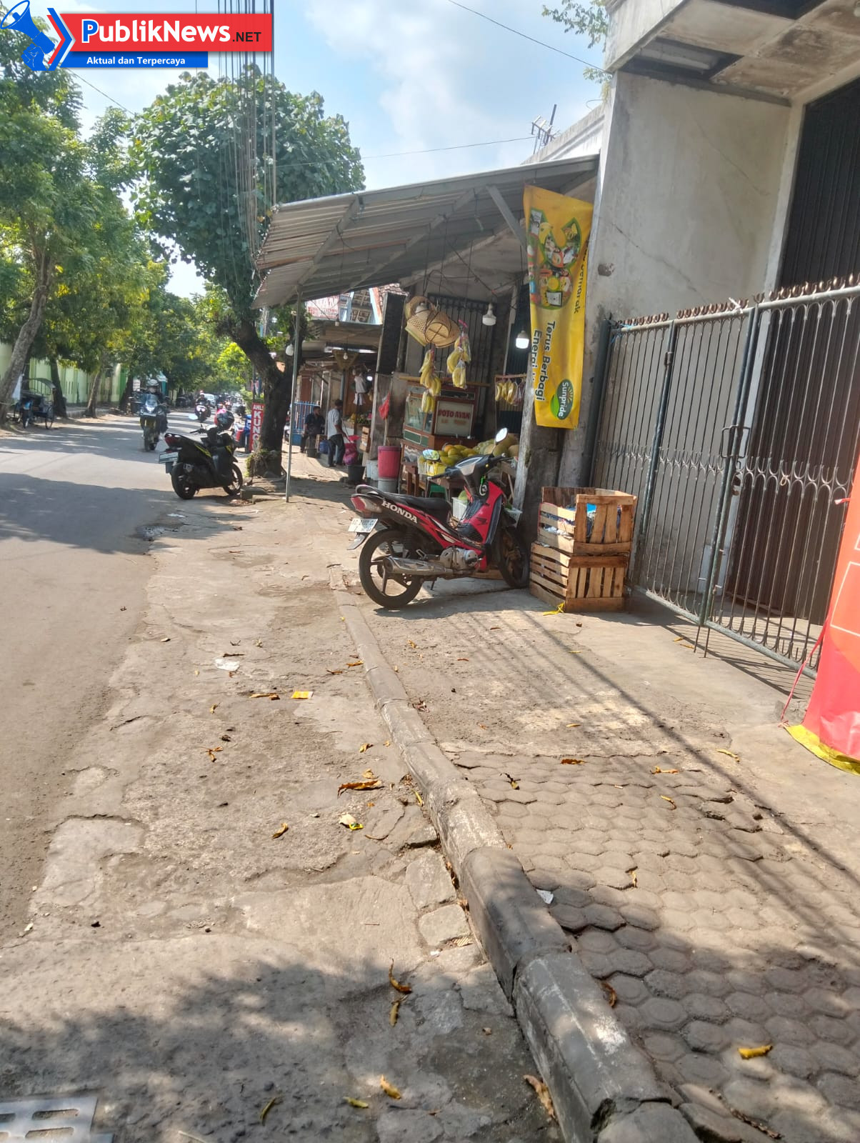 PKL Menangis Usai Digusur: Revi Pandega Sebut Rakyat Kecil Korban Kebijakan
