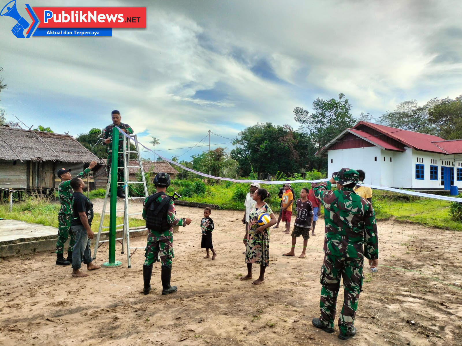 Satgas Yonif 123/Rajawali Bangun Lapangan Voli di Kampung Wonggi, Warga Papua Sambut Antusias