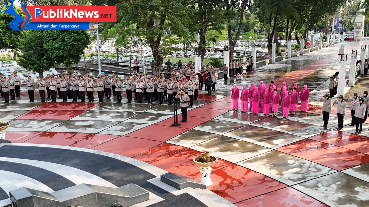 Polda Jatim Ziarah dan Tabur Bunga di TMP 10 November Surabaya, Kenang Jasa Pahlawan Jelang Hari Bhayangkara ke-80