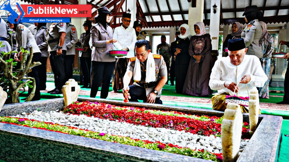 Jelang Hari Bhayangkara ke-80, Kapolri Ziarah ke Makam Gus Dur di Tebuireng Jombang