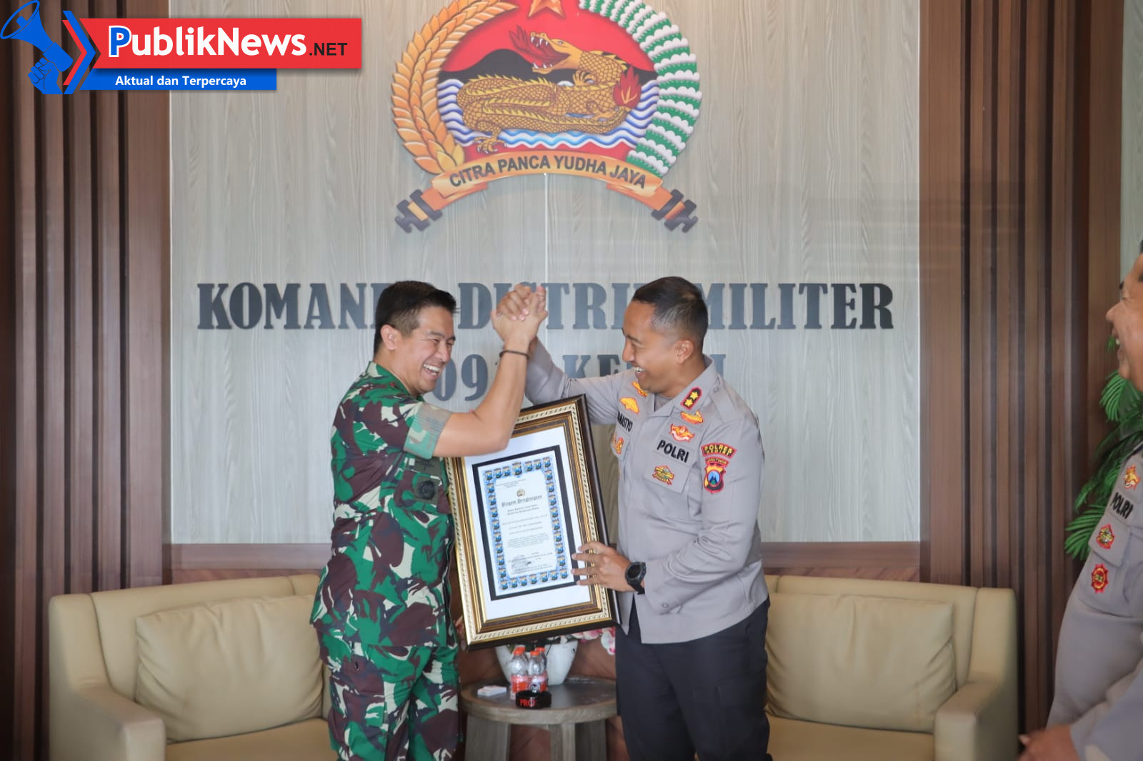 Kapolres Kediri Serahkan Penghargaan kepada Dandim 0809/Kediri, Wujud Sinergisitas TNI-Polri di Kabupaten Kediri