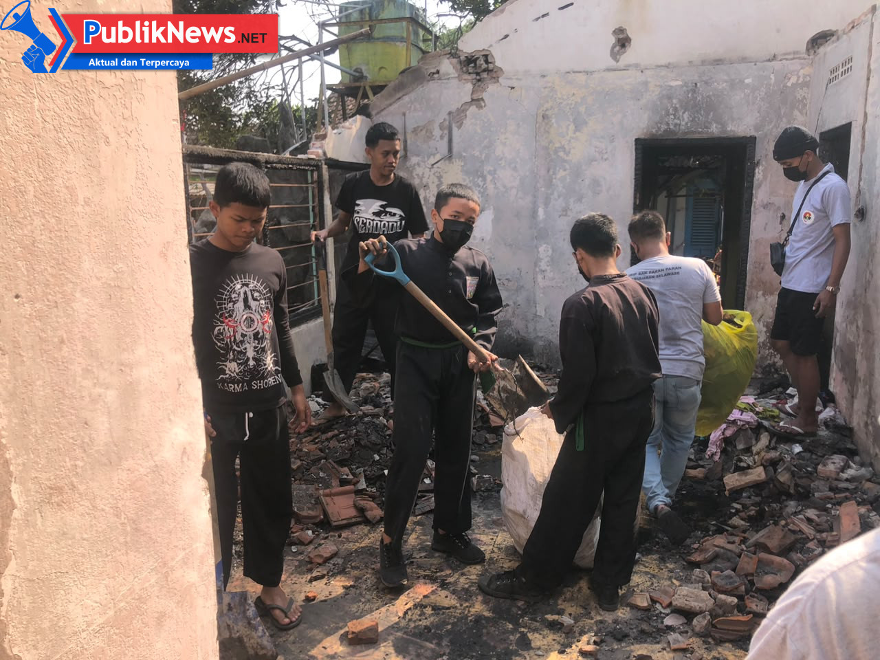 Wujud Nyata Ajaran Berbudi Luhur, Puluhan Warga PSHT Pesantren Gotong Royong Bantu Korban Kebakaran