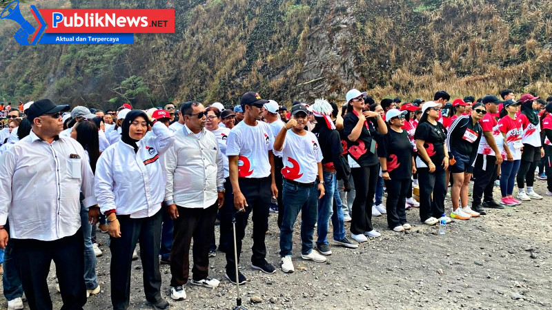Ratusan Pengurus PSI Kabupaten Kediri Kibarkan Semangat Kemerdekaan di Puncak Kelud