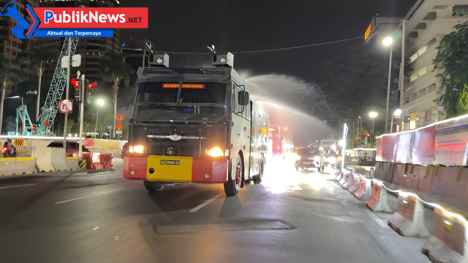 Polri Kerahkan Water Cannon dan Bagikan Masker untuk Bantu Warga Terdampak Erupsi Gunung Anak Krakatau