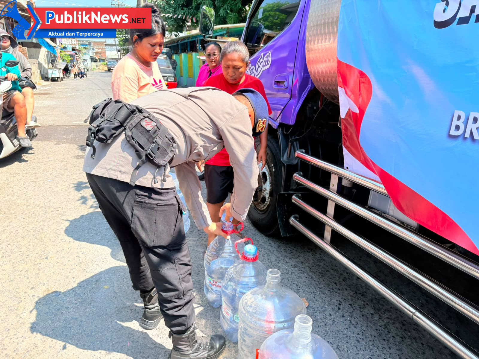 Brimob Polda Jatim Salurkan 37.000 Liter Air Bersih untuk Warga Terdampak Kemarau